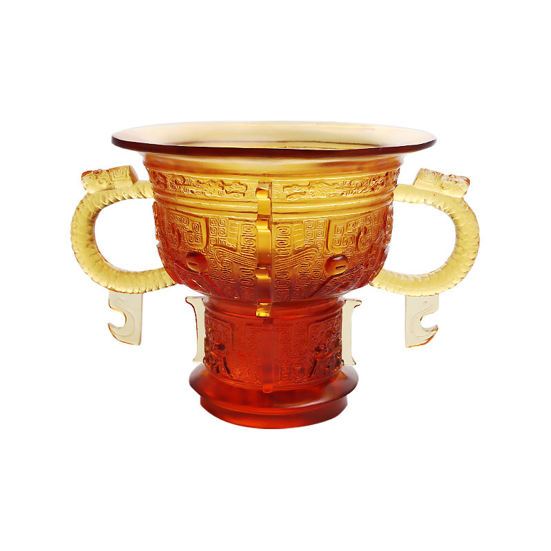 Kiinalainen kolmijalka lohikäärmeen korvien kahvalla ja piikkikuviolla