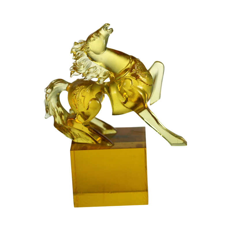 Golden Horse Crystal lasisinetti koristeena