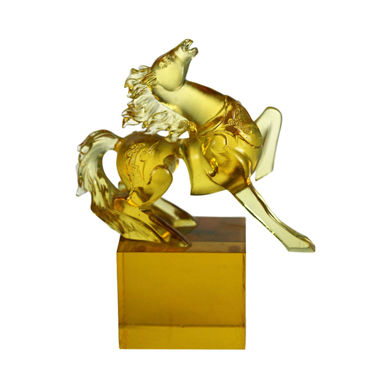 Golden Horse Crystal lasisinetti koristeena