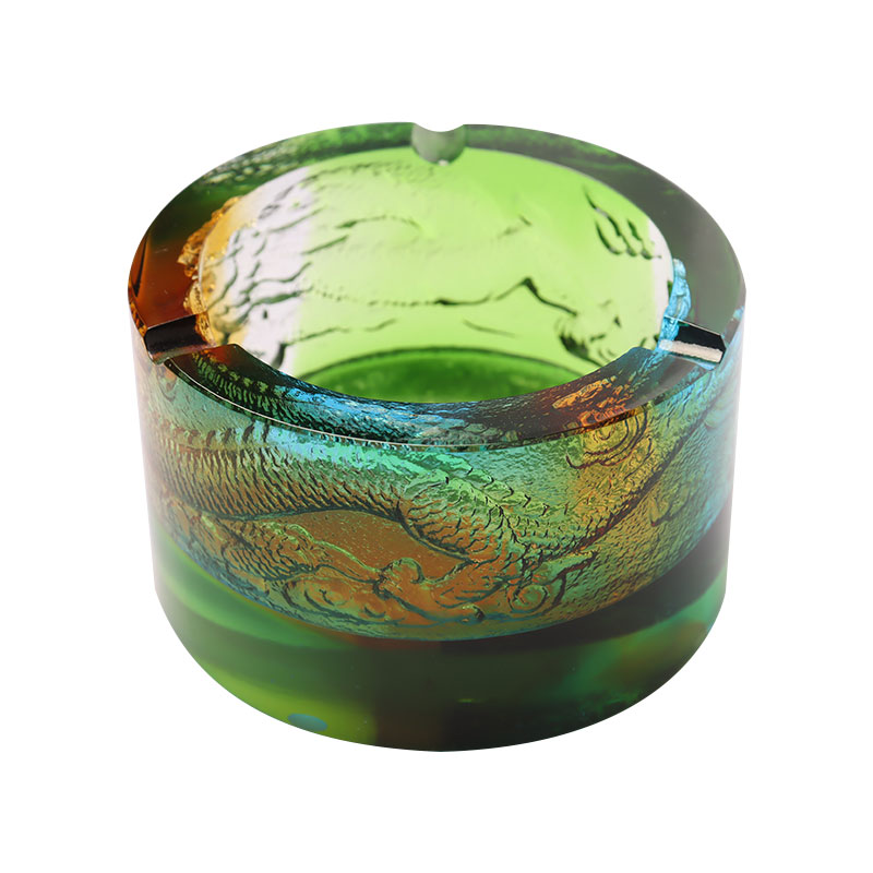 Lasinen tuhkakuppi lohikäärme-out-of-sea -kuviolla