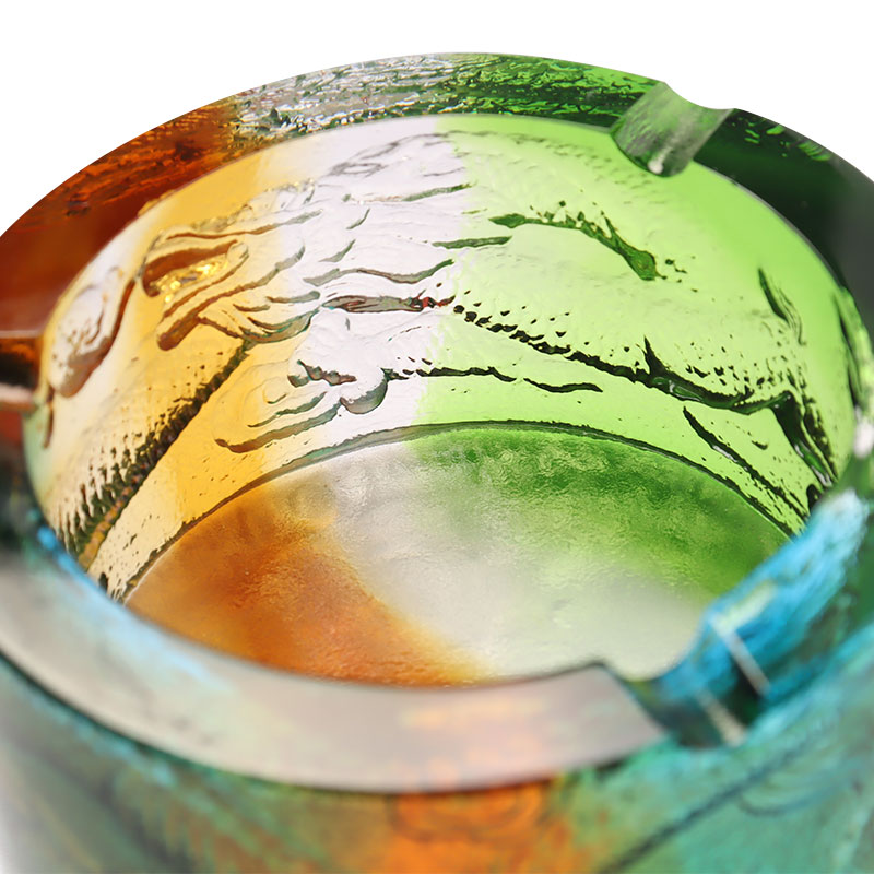 Lasinen tuhkakuppi lohikäärme-out-of-sea -kuviolla