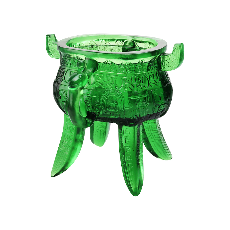 Smaragdinvihreä kristallilasijalusta korvanmuotoisilla kahvoilla