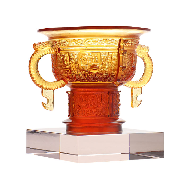 Kiinalainen kolmijalka lohikäärmeen korvien kahvalla ja piikkikuviolla