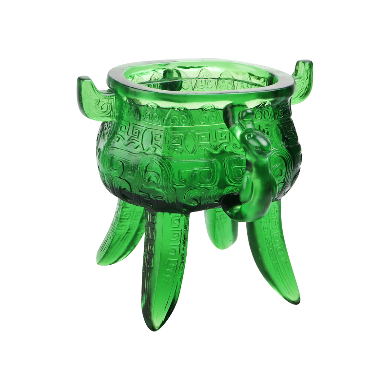 Smaragdinvihreä kristallilasijalusta korvanmuotoisilla kahvoilla