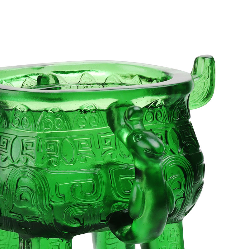 Smaragdinvihreä kristallilasijalusta korvanmuotoisilla kahvoilla