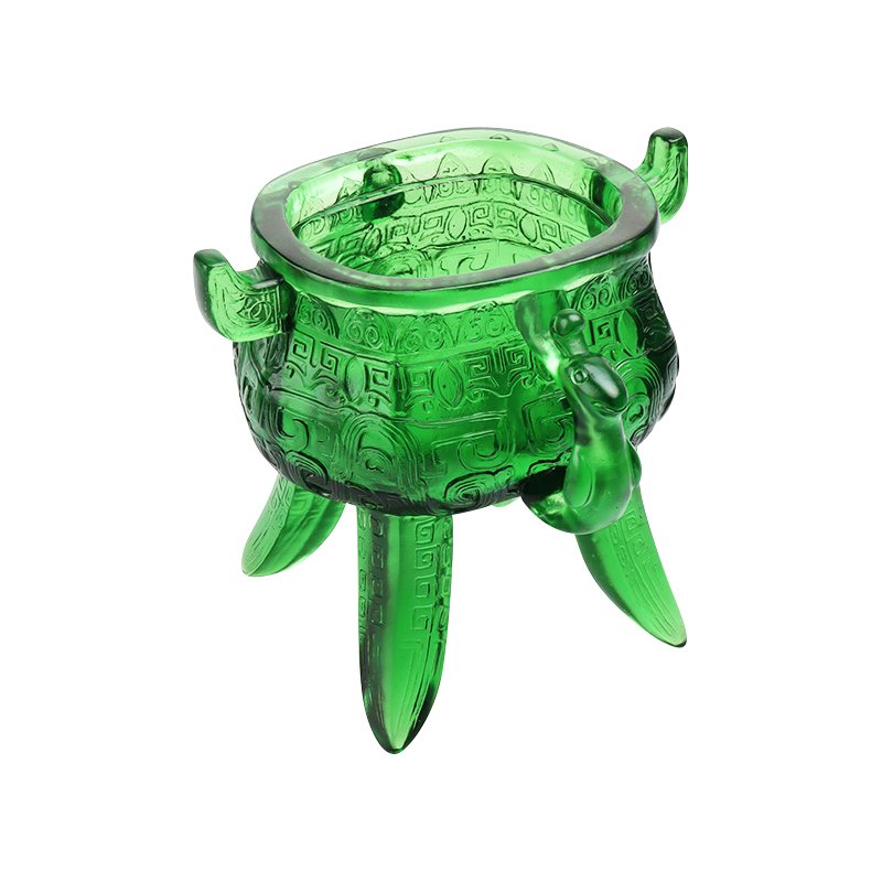 Smaragdinvihreä kristallilasijalusta korvanmuotoisilla kahvoilla