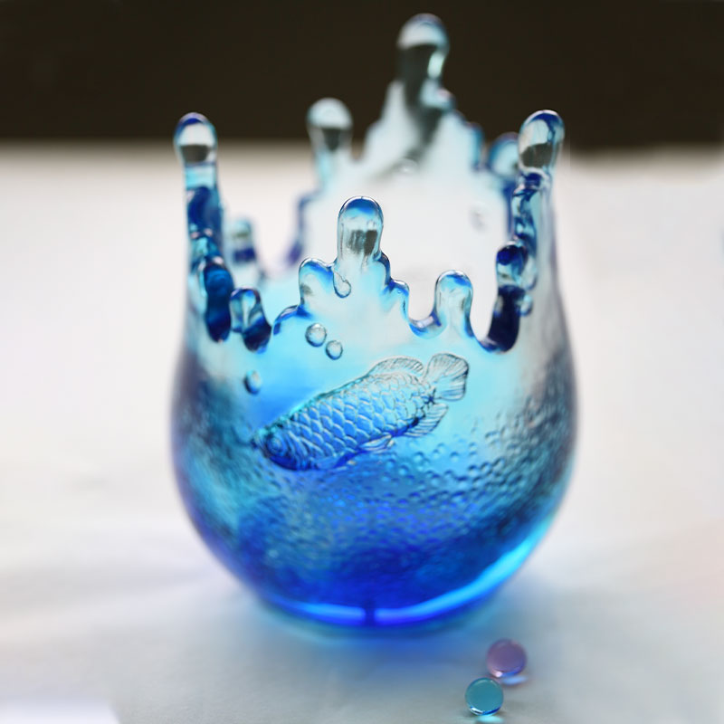 Siniset lasiesineet, joissa on kalakuvioita