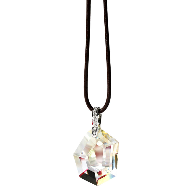 Hopeanvärinen kaulakoru, jossa lasiriipuskuviokiinnitys