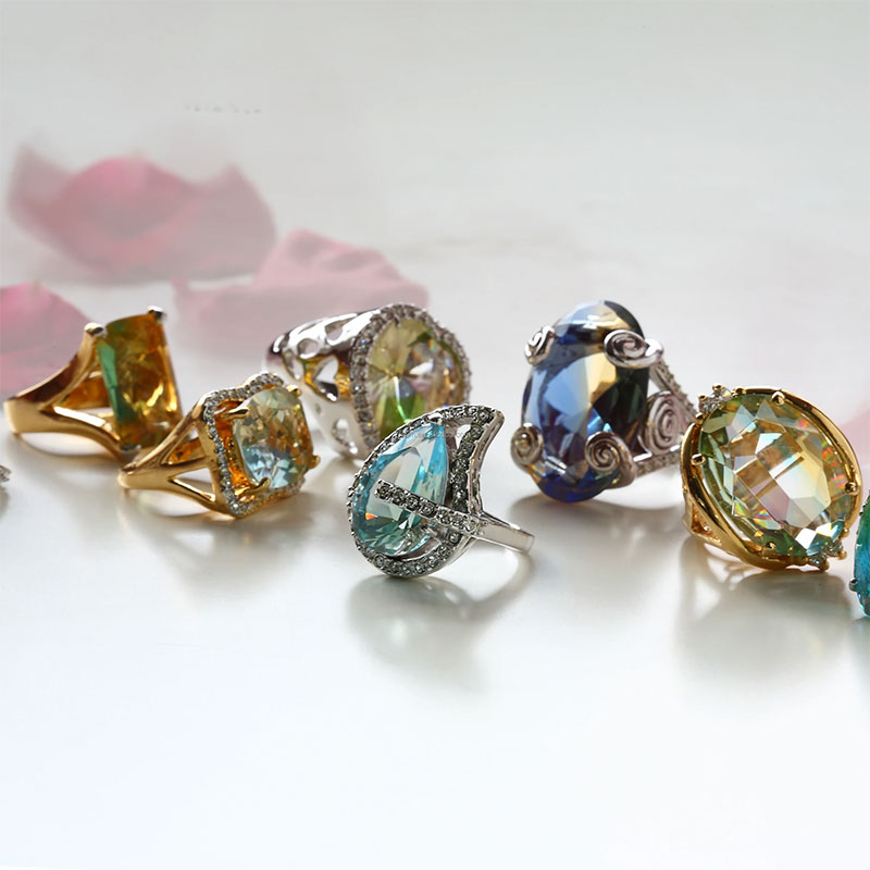 Sormus, jossa on pisaran muotoinen leikkauslasi