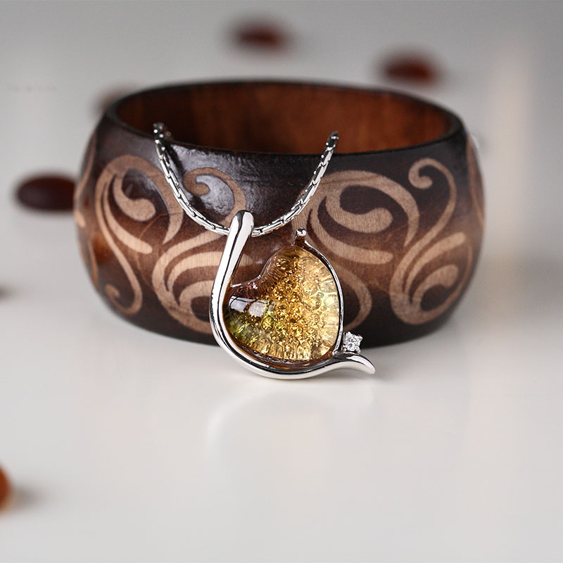 Tyylikäs hopeanvärinen rannekoru lasiriipuksella