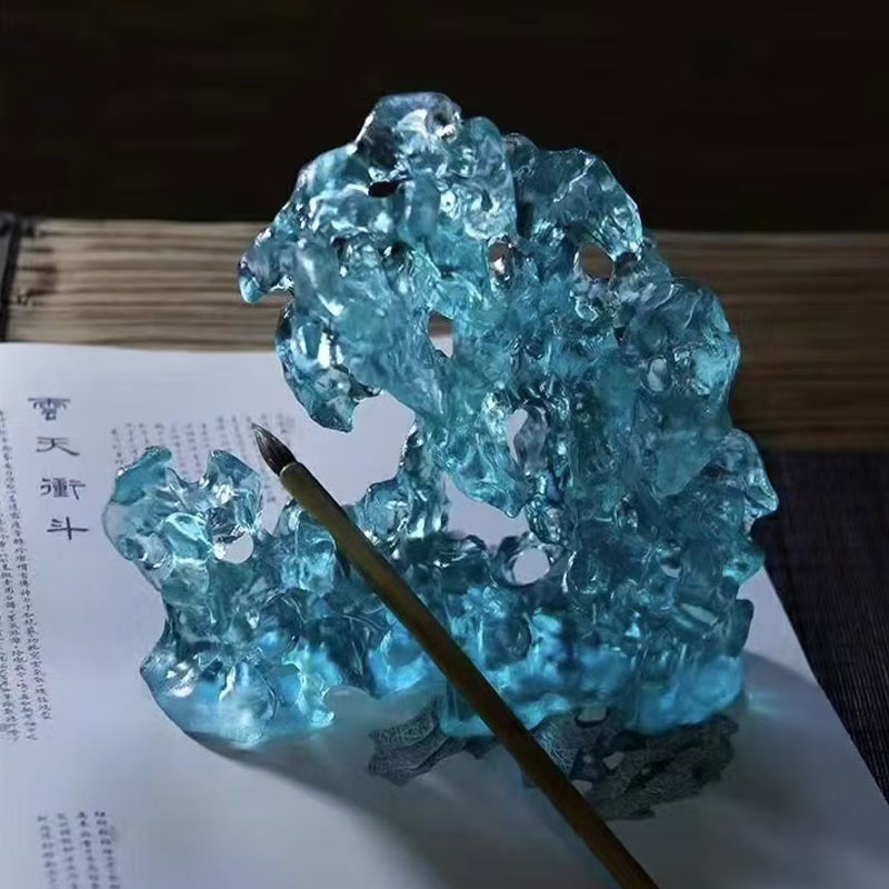 Kiven muotoisia sinisiä lasikoristeita