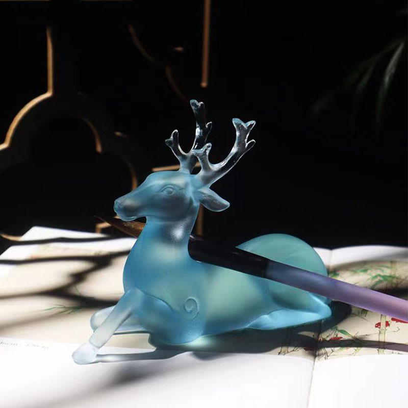 Sininen lasinen hirven muotoinen harjasteline