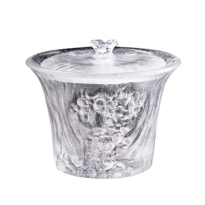 Kirkkaat teekupit, joissa kansi