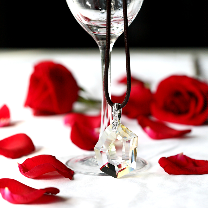 Hopeanvärinen kaulakoru, jossa lasiriipuskuviokiinnitys