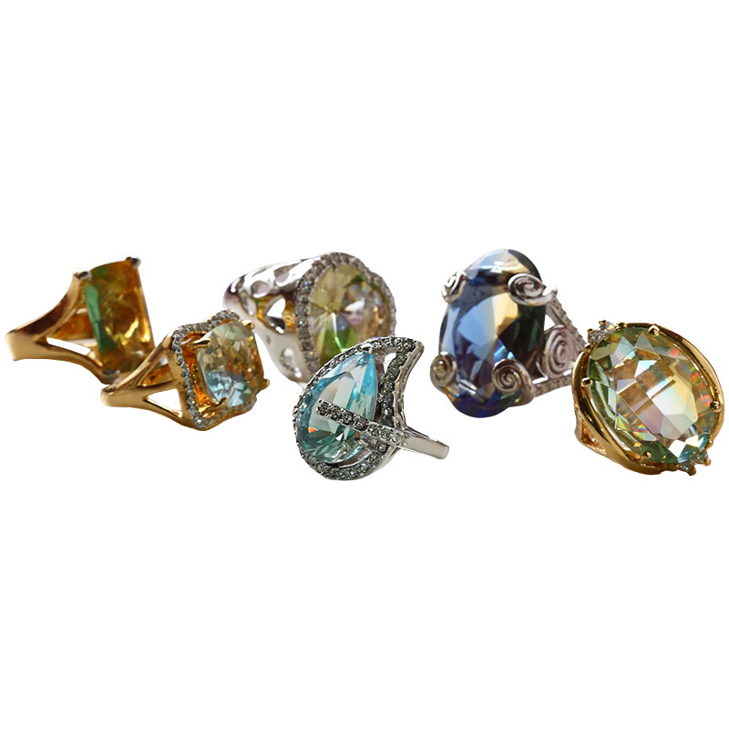 Sormus, jossa on pisaran muotoinen leikkauslasi