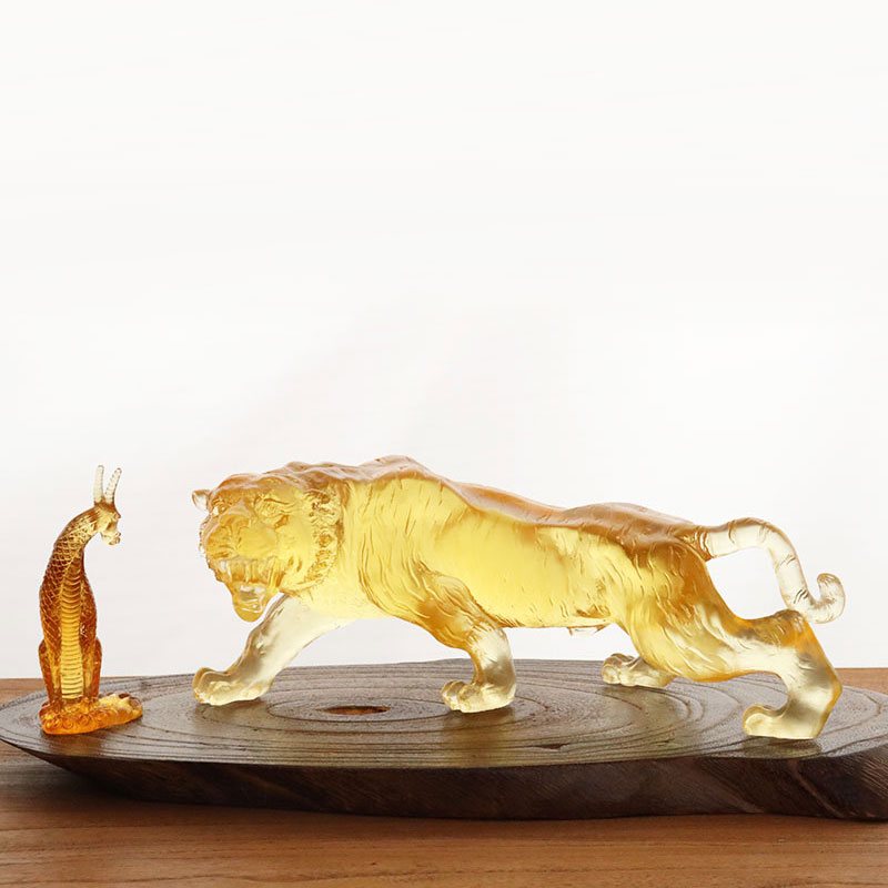 Kullanvärisiä lasitetiikerikoristeita