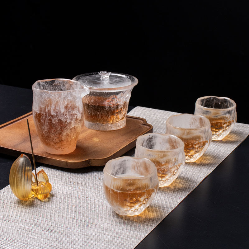 Kirkkaat teekupit, joissa kansi