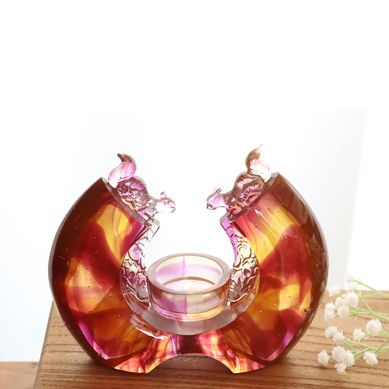 Purppuranvärinen lasitettu kynttilänjalka