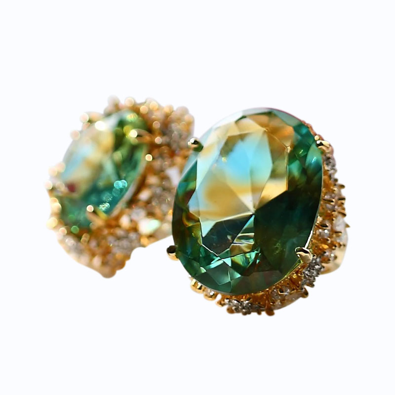 Vihreät lasikorvakorut kultaisilla korvatyynyillä