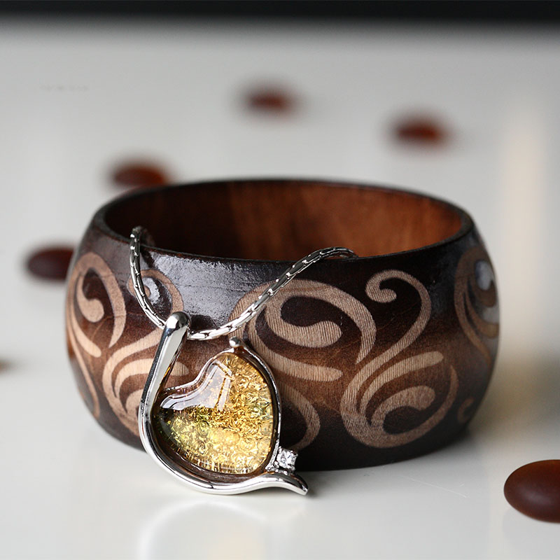 Tyylikäs hopeanvärinen rannekoru lasiriipuksella