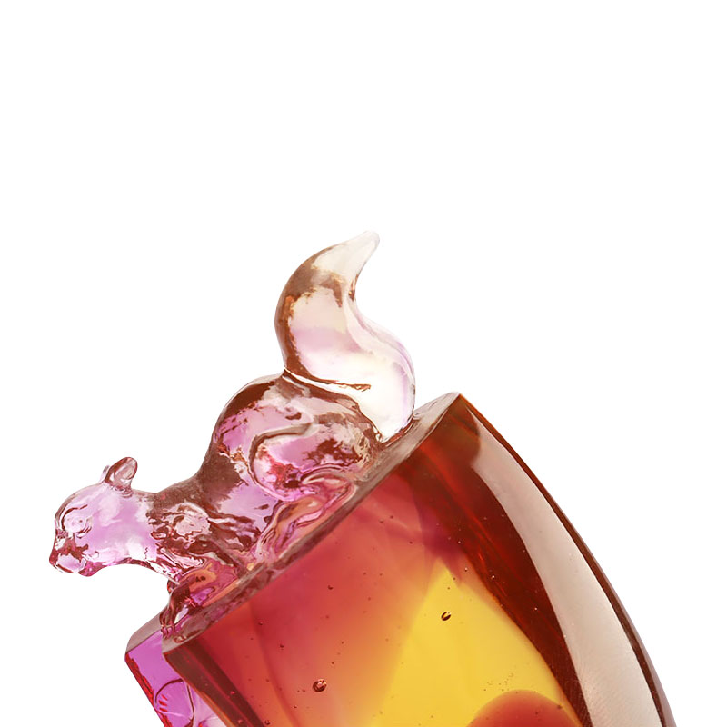 Purppuranvärinen lasitettu kynttilänjalka