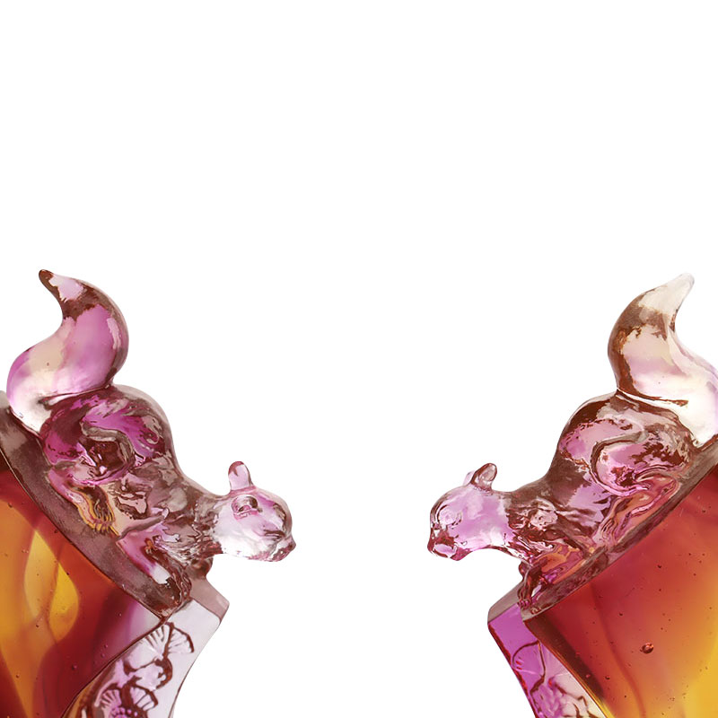 Purppuranvärinen lasitettu kynttilänjalka