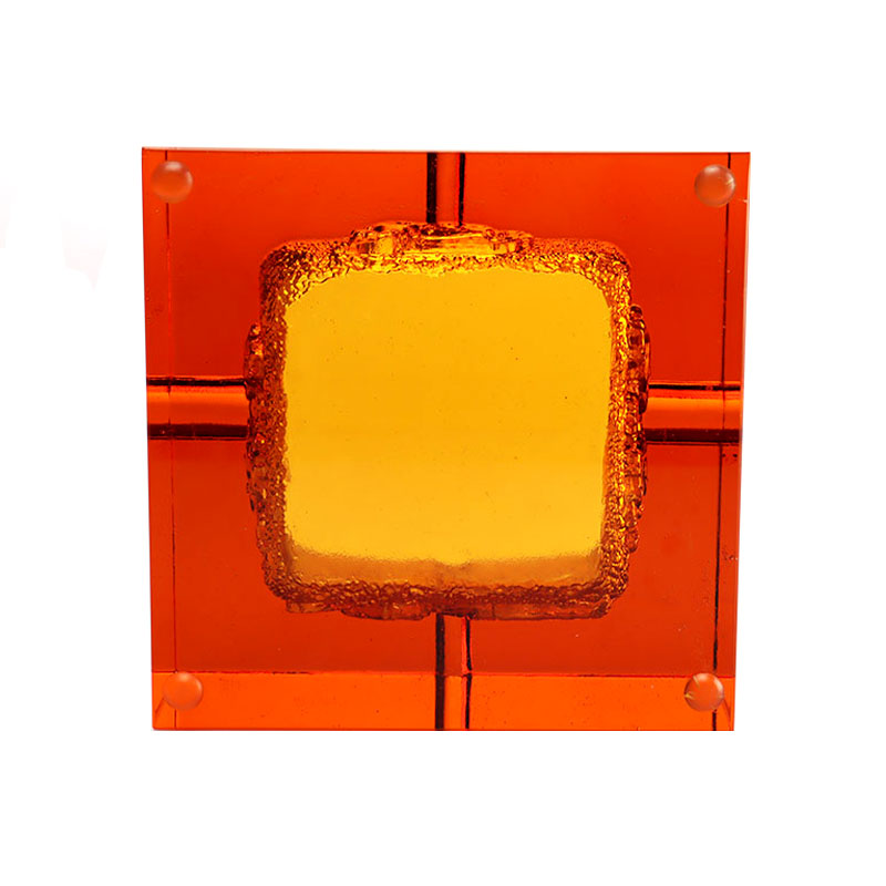 Punainen lasinen tuhkakuppi upeilla kohokuvioiduilla eläinkuvioilla