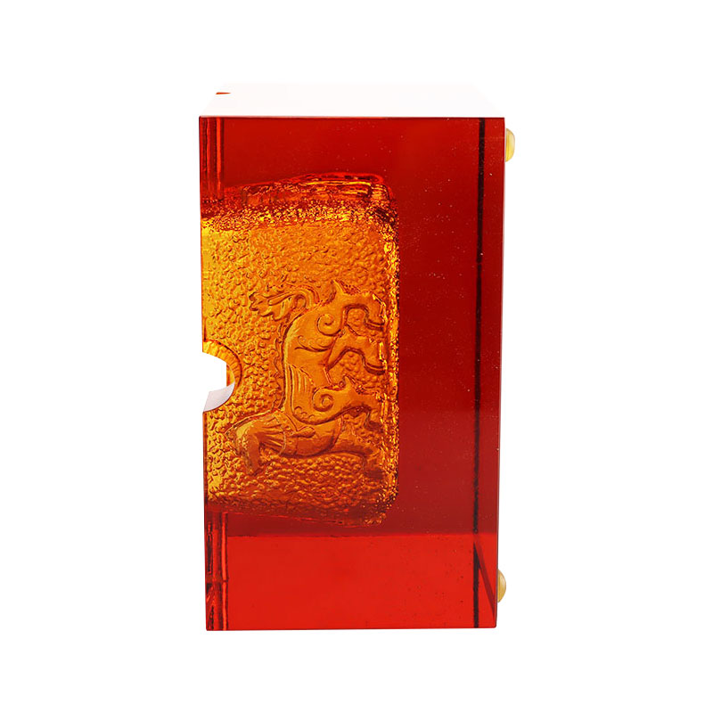 Punainen lasinen tuhkakuppi upeilla kohokuvioiduilla eläinkuvioilla