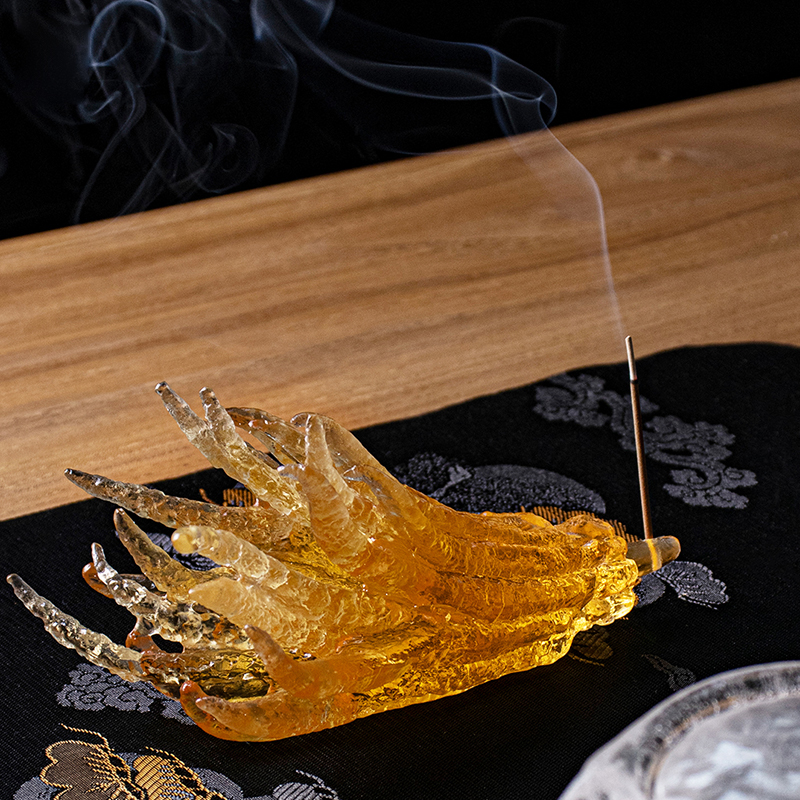 Käsin muotoiltu kullanvärinen lasinen suitsukepidike