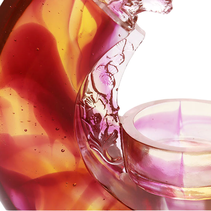 Purppuranvärinen lasitettu kynttilänjalka