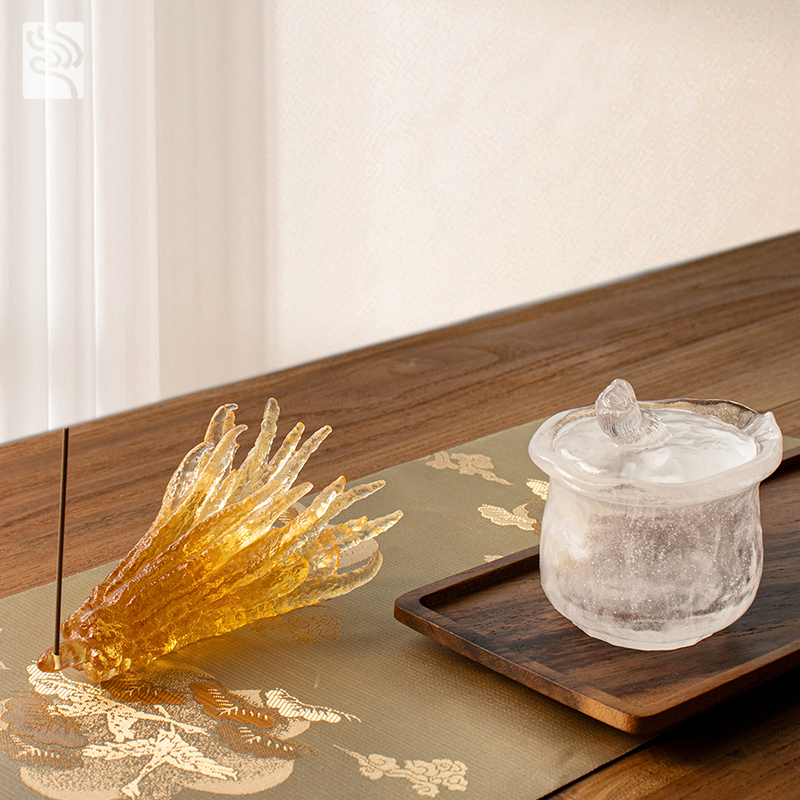 Käsin muotoiltu kullanvärinen lasinen suitsukepidike