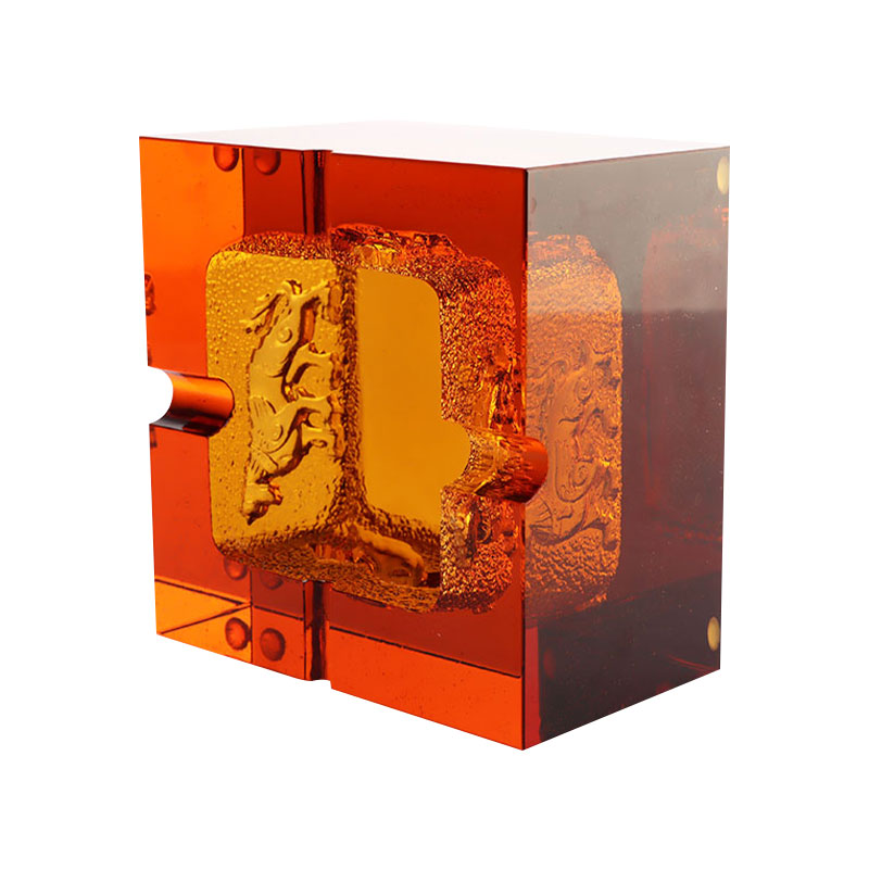 Punainen lasinen tuhkakuppi upeilla kohokuvioiduilla eläinkuvioilla