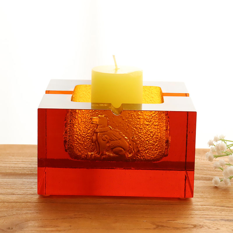 Punainen lasinen tuhkakuppi upeilla kohokuvioiduilla eläinkuvioilla