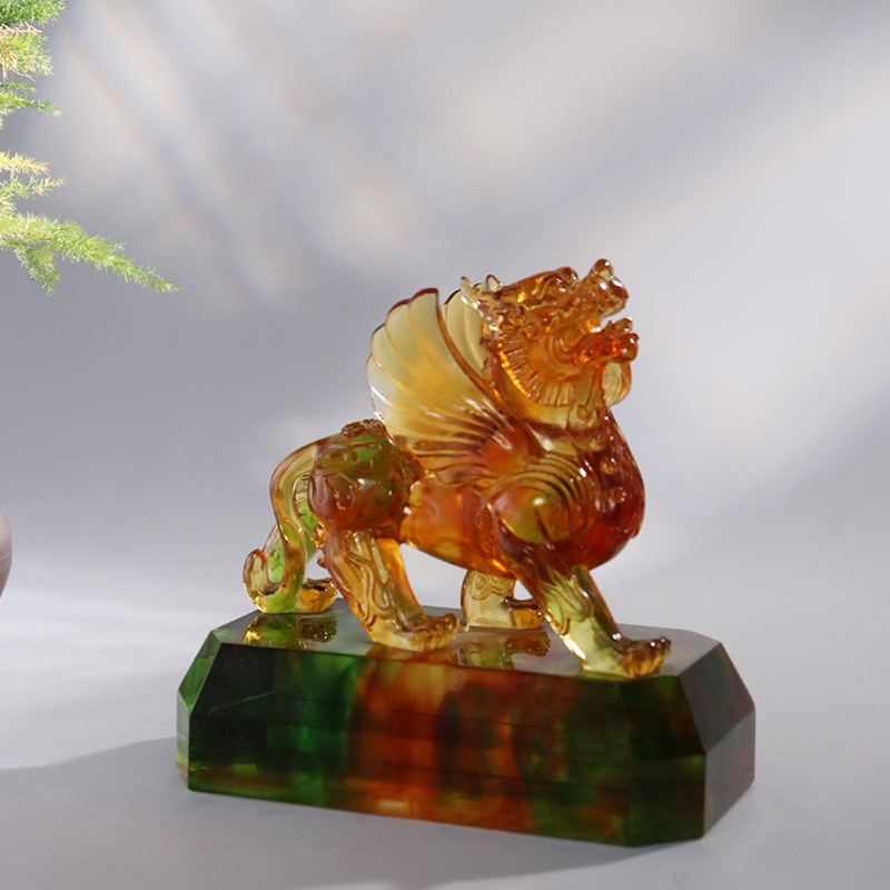 Kristallinkirkasvärisiä lasitepetokoristeita