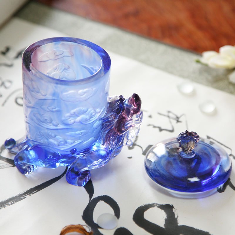 Sininen lasikristallikuppi kannella, myyttinen pedon pohja