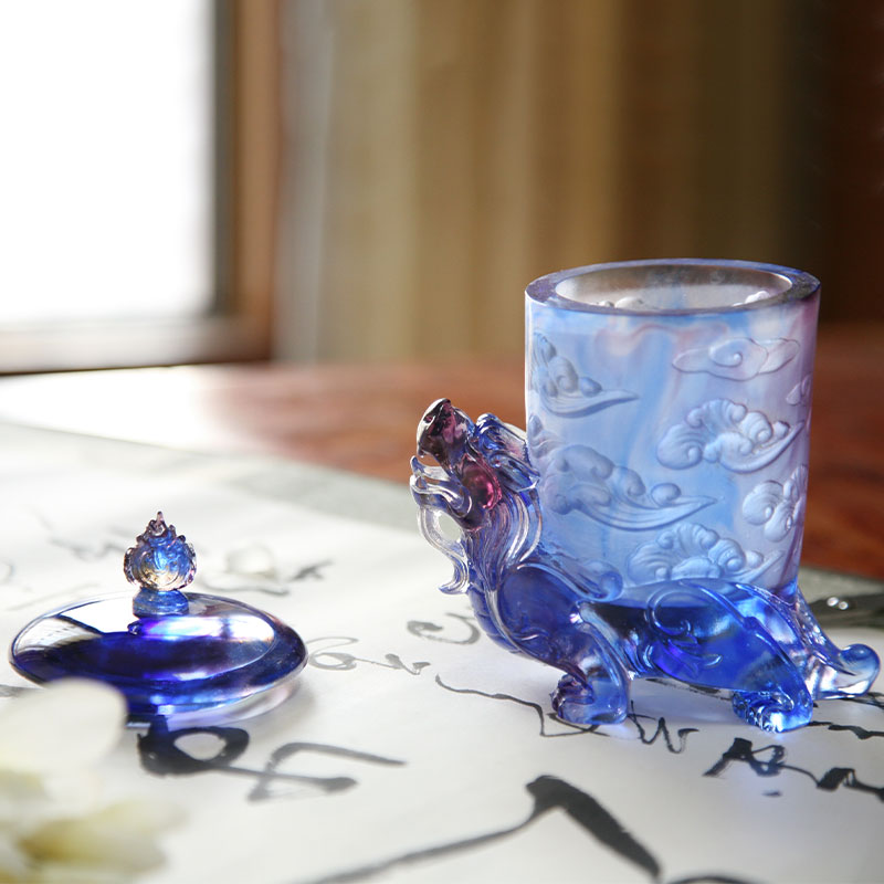 Sininen lasikristallikuppi kannella, myyttinen pedon pohja