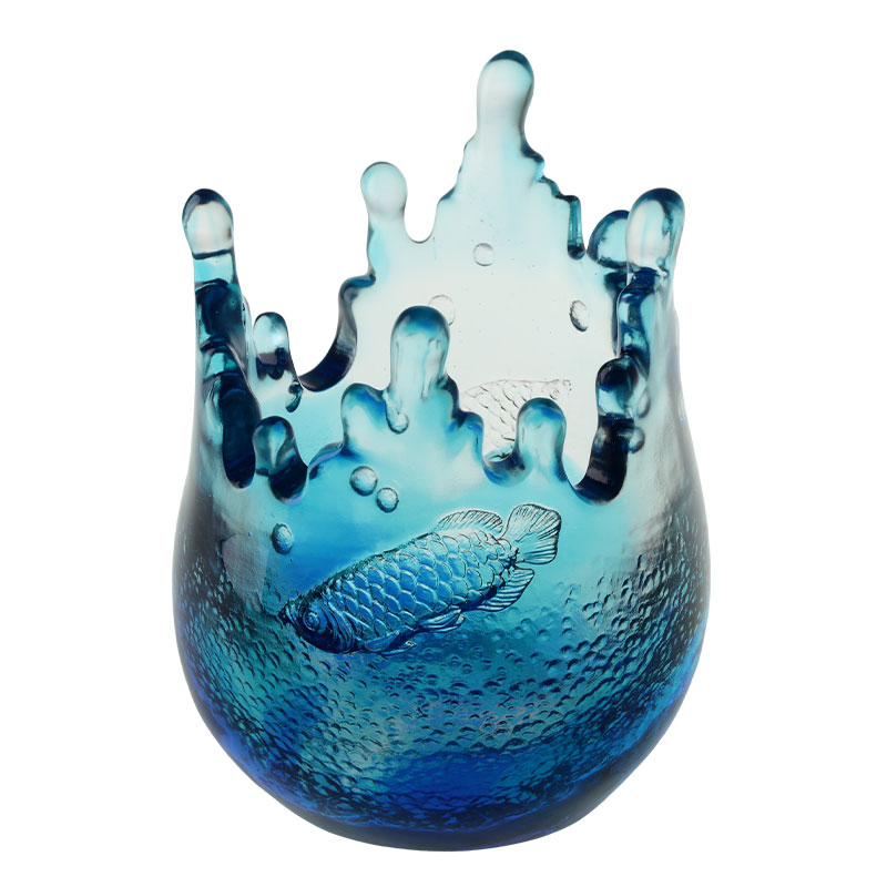 Siniset lasiesineet, joissa on kalakuvioita