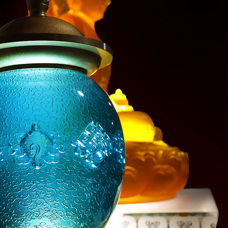 Kuninkaallinen Sininen Kahdeksan suotuisaa symbolia buddhalaisen alttarin kristallilasia