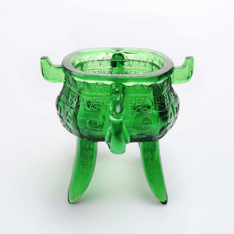 Smaragdinvihreä kristallilasijalusta korvanmuotoisilla kahvoilla