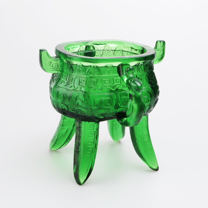 Smaragdinvihreä kristallilasijalusta korvanmuotoisilla kahvoilla