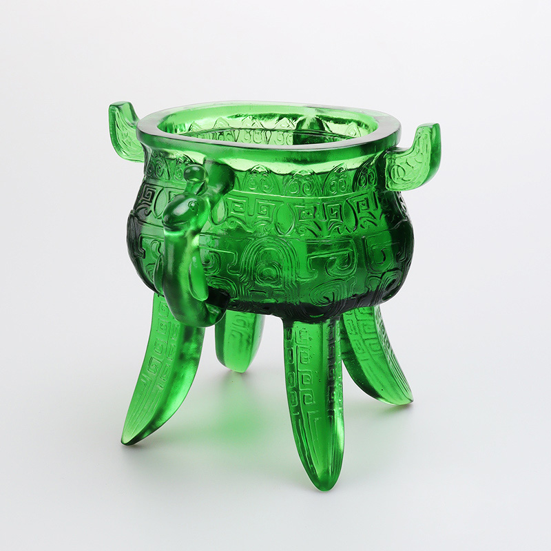 Smaragdinvihreä kristallilasijalusta korvanmuotoisilla kahvoilla