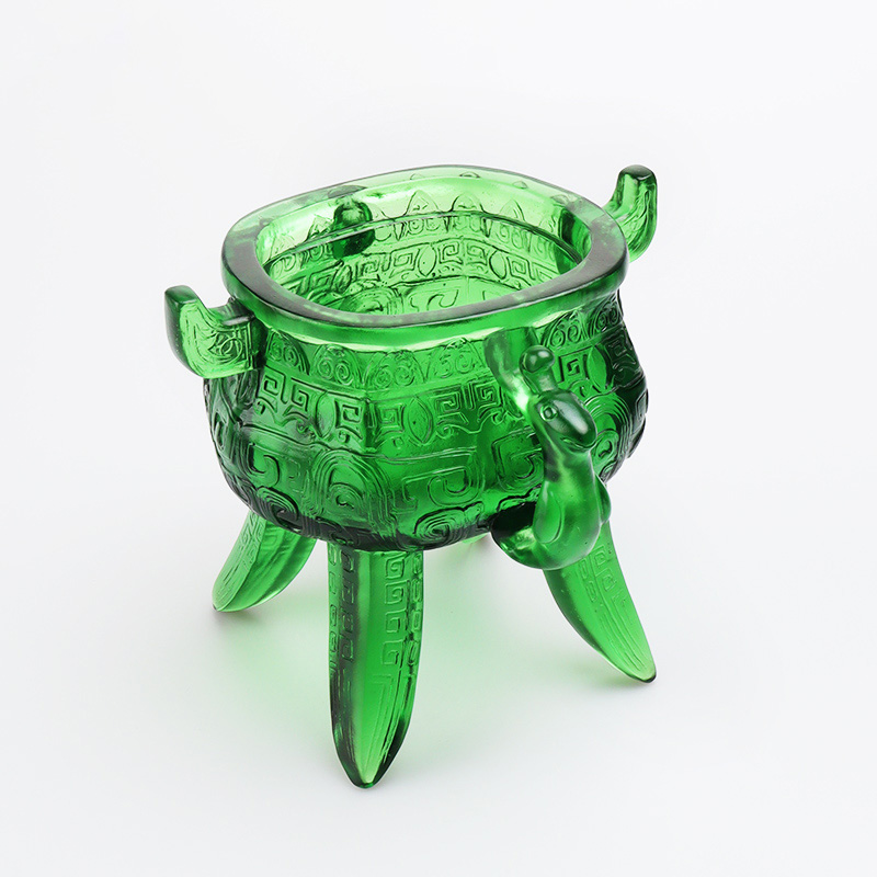 Smaragdinvihreä kristallilasijalusta korvanmuotoisilla kahvoilla