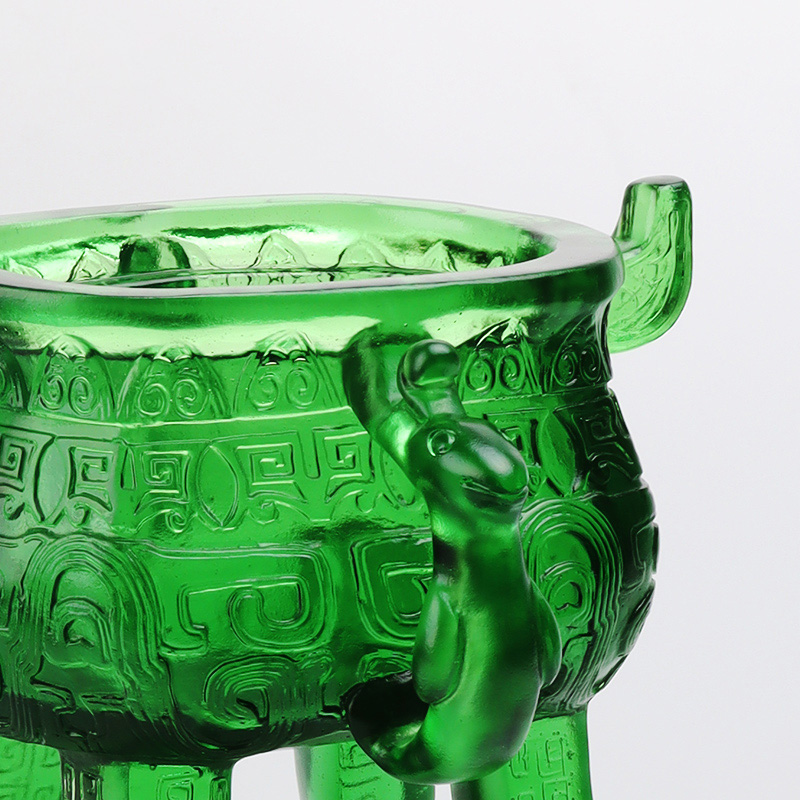 Smaragdinvihreä kristallilasijalusta korvanmuotoisilla kahvoilla