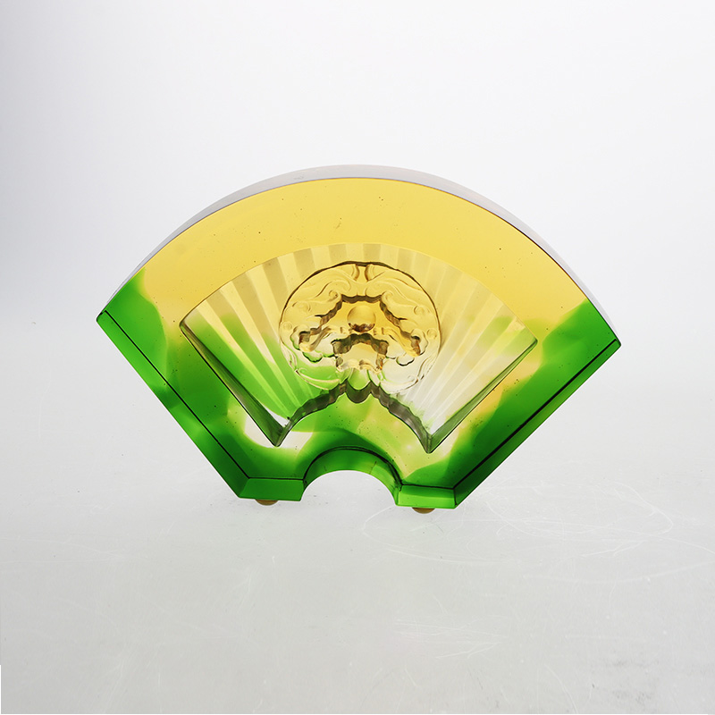 Kiinalaisia viuhkamaisia lasitettuja koristeita