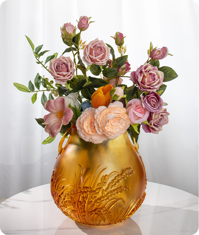 Lupaus runsaasta sadosta: kaksikahvainen lasiastia